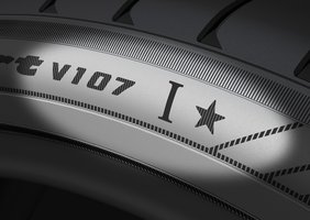 ★-Zeichen (Stern) als Zeichen für die Zulassung der technischen Fähigkeiten, der Qualität und der Zuverlässigkeit *Das Foto zeigt den Hochleistungsreifen in der Größe 22 Zoll für den BMW XM