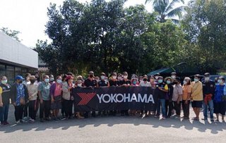 YOKOHAMA employees who distributed relief packages with Surat Thani residents