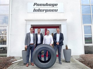 On 20 February 2024, the new contract for the strategic partnership was signed in Interpneu's truck tyre warehouse in Hainichen. Christoph Freudenthaler (Sales Director Yokohama Europe), Dirk Eschenburg (Head of TBR Sales Yokohama Europe), Robin Brucke (Head of Product Group Management Commercial Pneuhage Group) and Dirk Gleinser (Product Sales Manager Truck Tyres Pneuhage Group)
