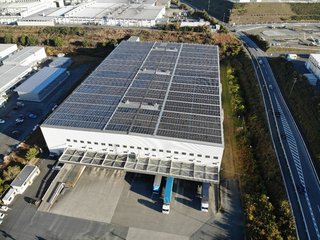Auf dem Dach des Werks Shinshiro-Minami installierte Solaranlage zur Stromerzeugung