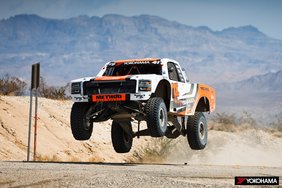 Justin Lofton Jimco trükkös teherautója a 2021-es King Shocks Laughlin Desert Classic versenyére tart a győzelem felé