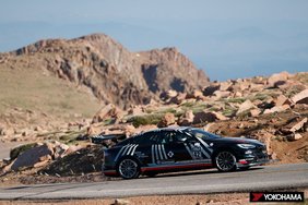 [Translate to Portuguese:] 2021 Tesla Model S Plaid driven by Randy Pobst climbing to a first-place finish in the Exhibition class